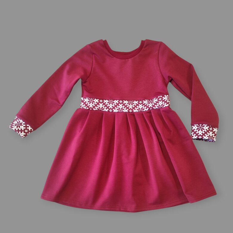 Kleita "Latviskā" ar auseklīšu elementiem 